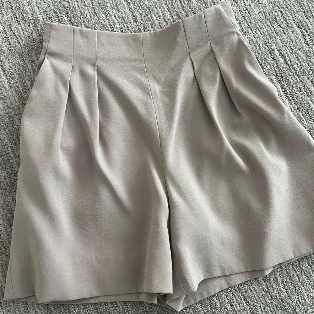 High rise pleated shorts Aritzia - Picture 5 of 6